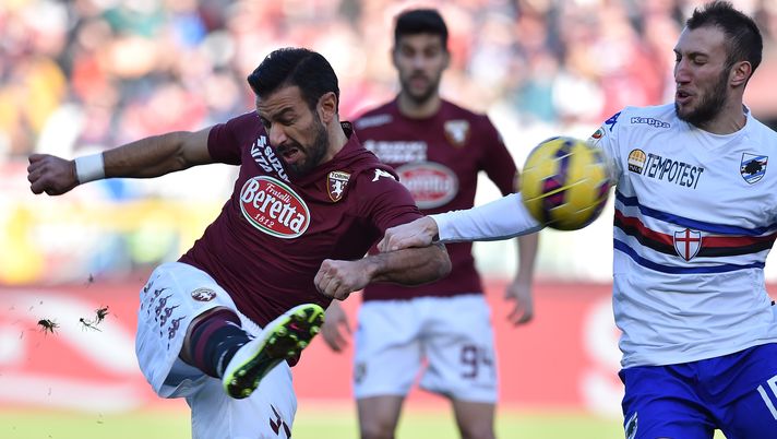TURIN, ITALY - FEBRUARY 01: Fabio Quagliarella (L) of Torino FC is challenged by Vasco Regini of UC Sampdoria during the Serie A match between Torino FC and UC Sampdoria at Stadio Olimpico di Torino on February 1, 2015 in Turin, Italy. (Photo by Valerio Pennicino/Getty Images) Quagliarella e il Toro: “Il primo stipendio mi faceva sentire in colpa” - immagine 1
