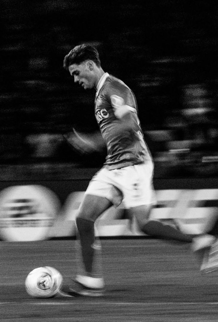 Apre McTominay, chiude Alisson Santos; nel mezzo, l'autorete di Terracciano e De Bruyne: una gara perfetta disputata venerdì sera dal Napoli di Antonio Conte contro la Cremonese, riassunta in 20 fotografie bianche e nere che vanno a comporre un post pubblicato in giornata dall'admin Instagram della compagine partenopea.