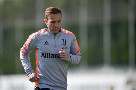 TURIN, ITALY - APRIL 01: Arthur of Juventus during a training session at JTC on April 1, 2022 in Turin, Italy. (Photo by Daniele Badolato - Juventus FC/Juventus FC via Getty Images) Juventus, la lista per la Champions: out Kostic, la decisione su Arthur- immagine 2