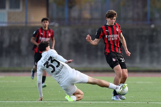 NAPLES, ITALY - DECEMBER 21: Filippo Plazzotta of AC Milan battles for possession with Andrea Caucci of SSC Napoli during the Primavera 1 match between SSC Napoli and AC Milan on December 21, 2025 in Naples, Italy. (Photo by AC Milan/AC Milan via Getty Images) napoli-milan-primavera-caucci-goal-pareggio