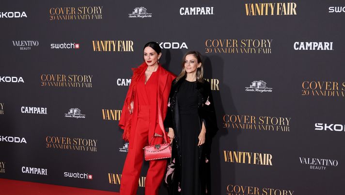 MILAN, ITALY - NOVEMBER 24: Paola Iezzi and Chiara Iezzi attend the red carpet for the 'Vanity Fair - The Movie' at Teatro Lirico Giorgio Gaber on November 24, 2023 in Milan, Italy. (Photo by Vittorio Zunino Celotto/Getty Images)  Paola Iezzi: “Dopo Chiara 10 anni difficili: abbiamo diviso un fidanzato. Sempre grata a Max”- immagine 1