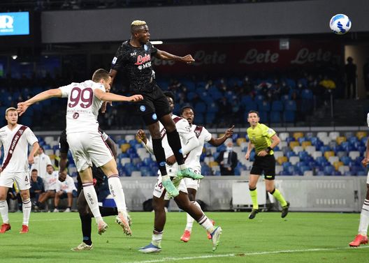 NAPLES, ITALY - OCTOBER 17: Vìctor Osimhen of Napoli scores the 1-0 goal of Napoli during the Serie A match between SSC Napoli and Torino FC at Stadio Diego Armando Maradona on October 17, 2021 in Naples, Italy. (Photo by SSC NAPOLI/SSC NAPOLI via Getty Images)