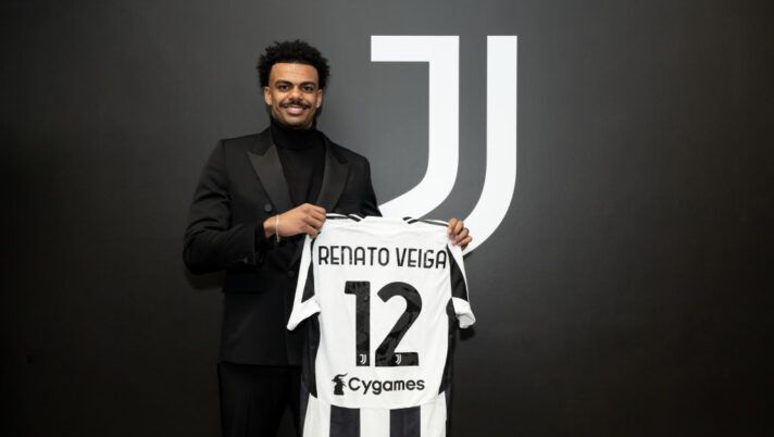 TURIN, ITALY - JANUARY 27: Juventus new signing Renato Veiga at JTC on January 27, 2025 in Turin, Italy. (Photo by Daniele Badolato - Juventus FC/Juventus FC via Getty Images) Juve, Renato Veiga è listato come centrocampista al fantacalcio: ecco perché - immagine 1