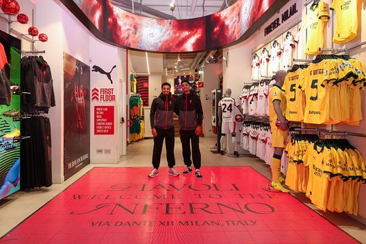 Zachary Athekame e Koni De Winter al Milan Store (Photo by Sara Cavallini/AC Milan via Getty Images) Athekame DeWinter
