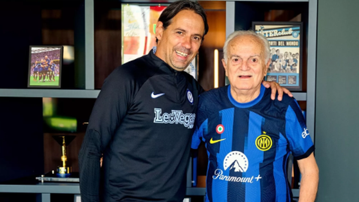 La grande leggenda nerazzurra Sandro Mazzola con il tecnico dell'Inter Simone Inzaghi - Photo by @inter.it