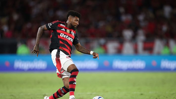 RIO DE JANEIRO, BRAZIL - AUGUST 31: Emerson Royal of Flamengo controls the ball during the match between Flamengo and Gremio as part of Brasileirao 2025 at Maracana Stadium on August 31, 2025 in Rio de Janeiro, Brazil. (Photo by Lucas Figueiredo/Getty Images) Il riscatto di Emerson Royal è rossonero: il brasiliano segna il suo primo gol con il Flamengo - immagine 1