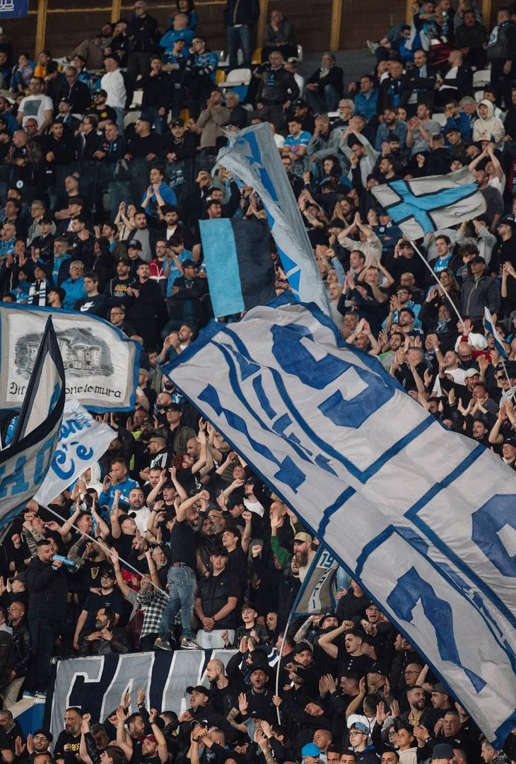 GALLERY Tutto lo stadio per sostenere il Napoli verso il sogno scudetto - immagine 2