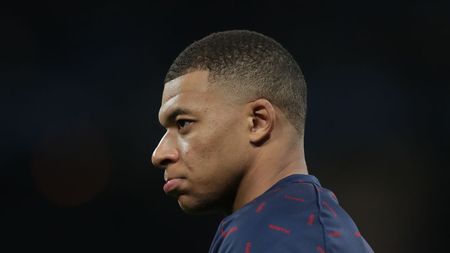 MADRID, SPAIN - MARCH 09: Kylian Mbappe of Paris Saint-Germain reacts as he warms up before the UEFA Champions League Round Of Sixteen Leg Two match between Real Madrid and Paris Saint-Germain at Estadio Santiago Bernabeu on March 09, 2022 in Madrid, Spain. (Photo by Gonzalo Arroyo Moreno/Getty Images) GUTI AFFRONTA MBAPPE'