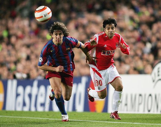 BARCELLONA, SPAGNA - APRILE 05: Carles Puyol con la maglia del Barcellona nel 2005 (Foto di Michael Steele/Getty Images) La voce del campo, il cuore dello spogliatoio: i leader immortali di Barça e Real- immagine 2