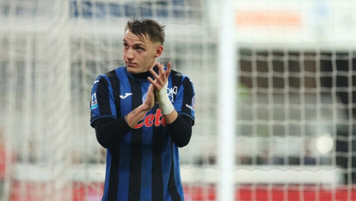 BERGAMO, ITALY - FEBRUARY 01: Mateo Retegui of Atalanta BC greets fans as he leaves the pitch during the Serie A match between Atalanta and Torino at Gewiss Stadium on February 01, 2025 in Bergamo, Italy. (Photo by Francesco Scaccianoce/Getty Images) I voti di Atalanta-Cagliari al fanta: male Samardzic! CDK e Hien più di Retegui, super Luperto, Marin… - immagine 1