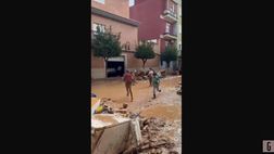 Spagna, i bambini giocano nel fango: il commovente video da Valencia