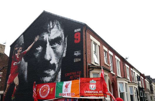 LIVERPOOL, INGHILTERRA - 15 AGOSTO: Un murale che raffigura Ian Rush è visibile fuori dallo stadio in vista della partita di Premier League tra Liverpool FC e Crystal Palace ad Anfield il 15 agosto 2022 a Liverpool, Inghilterra. (Foto di Clive Brunskill/Getty Images) Liverpool, l’ex leggenda Ian Rush sta meglio: 48 ore in terapia intensiva e grande paura- immagine 2