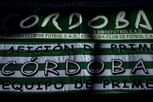 Cordoba, Spagna - 24 gennaio 2015: Sciarpe del Cordoba in vendita prima della partita contro il Real Madrid. (Foto di Gonzalo Arroyo Moreno/Getty Images) Córdoba, l’ex presidente Jesus León condannato a 6 anni e 9 mesi di carcere- immagine 2