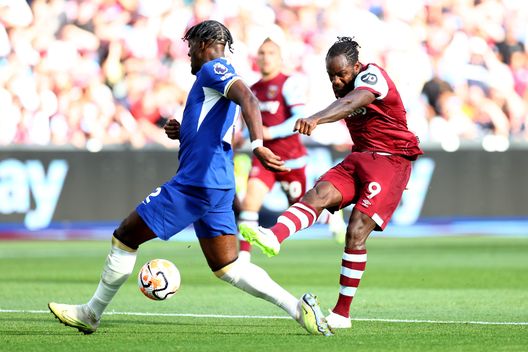 LONDON, ENGLAND - AUGUST 20: Michail Antonio of West Ham United scores the team's second goal during the Premier League match between West Ham United and Chelsea FC at London Stadium on August 20, 2023 in London, England. (Photo by Clive Rose/Getty Images) London derby, il West Ham gode nonostante uno “strano” Paquetá- immagine 3