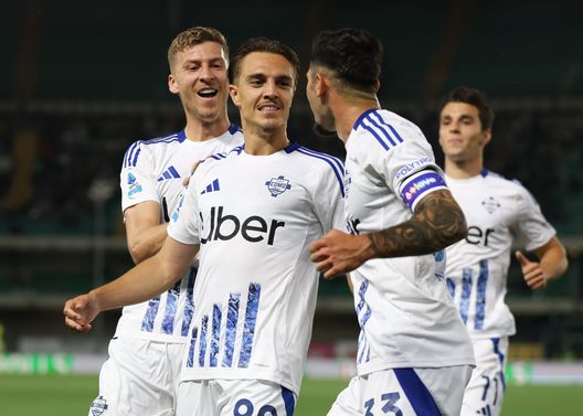VERONA, ITALY - MAY 18: Maxence Caqueret of Como (C) celebrates scoring the game's first goal with teammates Ignace Van Der Brempt (L) and Lucas Da Cunha (R) during the Serie A match between Verona and Como at Stadio Marcantonio Bentegodi on May 18, 2025 in Verona, Italy. (Photo by Timothy Rogers/Getty Images)
