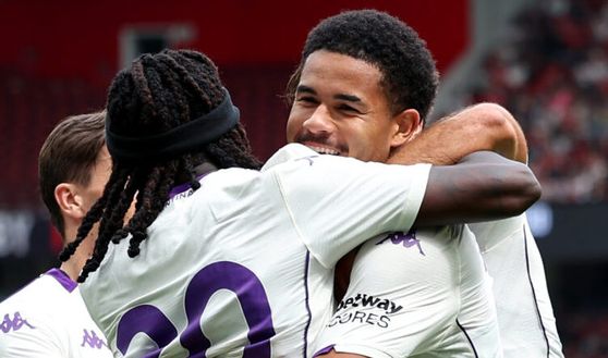 MANCHESTER, ENGLAND - AUGUST 09: Simon Sohm of Fiorentina celebrates with teammates after scoring the teams first goal during the pre-season friendly match between Manchester United and ACF Fiorentina at Old Trafford on August 09, 2025 in Manchester, England. (Photo by Matt McNulty/Getty Images) Chi è Simon Sohm, il mediano “alla Kessié” arrivato alla Fiorentina- immagine 2