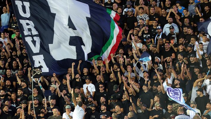 FLORENCE, ITALY - AUGUST 28: Fans of SSC Napoli during the Serie A match between ACF Fiorentina and SSC Napoli at Stadio Artemio Franchi on August 28, 2022 in Florence, Italy. (Photo by Gabriele Maltinti/Getty Images) Fiorentina-Napoli, ci sarà l’ampliamento del settore ospiti! Le novità – Radio CRC - immagine 1