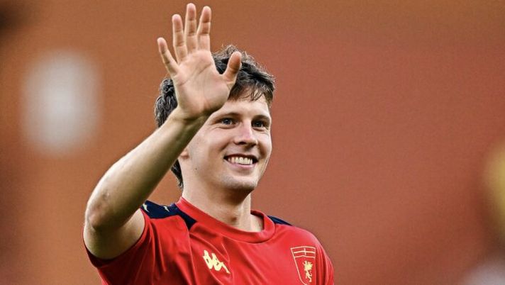GENOA, ITALY - AUGUST 9: Morten Frendrup of Genoa greets the crowd during a warm-up session prior to kick-off in the Coppa Italia match between Genoa CFC and Reggiana at Stadio Luigi Ferraris on August 9, 2024 in Genoa, Italy. (Photo by Simone Arveda/Getty Images) Frendrup: “Contenti per Balotelli, ha le qualità che ci servono. Ora sto bene, abbiamo dimostrato…” - immagine 1