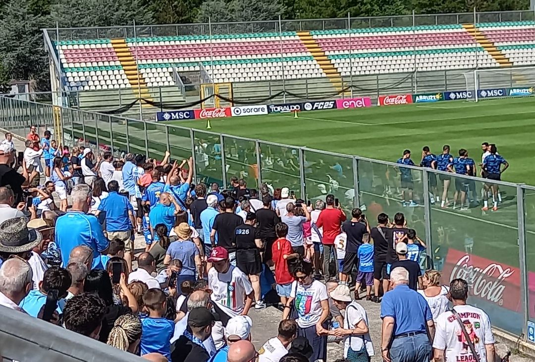 GALLERY Cori dei tifosi per Di Lorenzo: la risposta del capitano azzurro- immagine 1