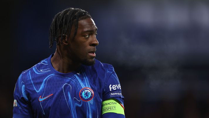 LONDON, ENGLAND - DECEMBER 19: Axel Disasi of Chelsea of Chelsea during the UEFA Conference League 2024/25 League Phase MD6 match between Chelsea FC and Shamrock Rovers FC at Stamford Bridge on December 19, 2024 in London, England. (Photo by Julian Finney/Getty Images) Disasi, dalla finale Mondiale ai margini del Chelsea: chi è l’obiettivo della Roma - immagine 1