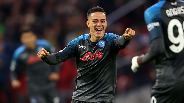 AMSTERDAM, NETHERLANDS - OCTOBER 04: Giacomo Raspadori of SSC Napoli celebrates with teammate Andre-Frank Zambo Anguissa after scoring their team's fourth goal during the UEFA Champions League group A match between AFC Ajax and SSC Napoli at Johan Cruyff Arena on October 04, 2022 in Amsterdam, Netherlands. (Photo by Dean Mouhtaropoulos/Getty Images) Napoli