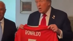 Cristiano Ronaldo, maglia con dedica inaspettata per Trump | VIDEO