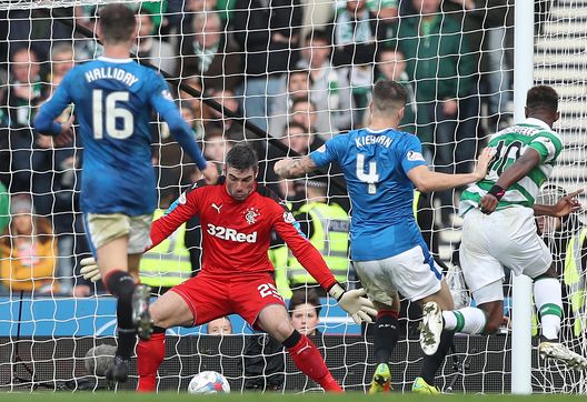 GLASGOW, SCOZIA- OTTOBRE 23: Moussa Dembele del Celtic in gol contro i Rangers (Foto di Ian MacNicol/Getty Images) Celtic-Rangers: le 5 battaglie più infuocate della storia dell’Old Firm- immagine 2