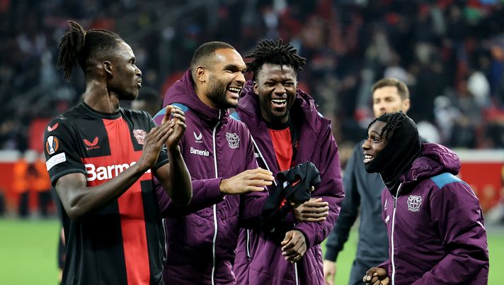 LEVERKUSEN, GERMANY - OCTOBER 26: Odilon Kossounou, Jonathan Tah, Edmond Tapsoba and Jeremie Frimpong of Bayer Leverkusen celebrate after the team's victory during the UEFA Europa League 2023/24 match between Bayer 04 Leverkusen and Qarabag FK at BayArena on October 26, 2023 in Leverkusen, Germany. (Photo by Christof Koepsel/Getty Images) Il pazzesco rendimento del Bayer Leverkusen: un solo pari, poi tutte vittorie! - immagine 1