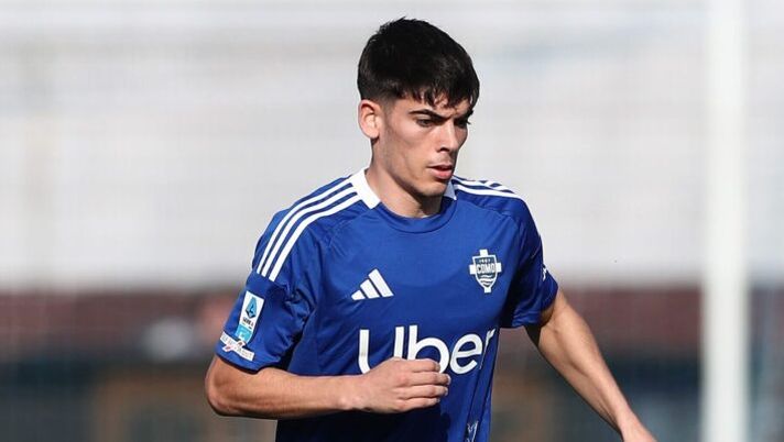 COMO, ITALY - MARCH 29: Alex Valle of Como 1907 in action during the Serie A match between Como 1907 and Empoli FC at Stadio G. Sinigaglia on March 29, 2025 in Como, Italy. (Photo by Marco Luzzani/Getty Images) UFFICIALE – Il Como riscatta Alex Valle dal Barcellona: le cifre e le parole di Fabregas - immagine 1