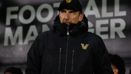 VENICE, ITALY - DECEMBER 08: Manager of Venezia Eusebio di Francesco during the Serie A match between Venezia and Como at Stadio Pier Luigi Penzo on December 08, 2024 in Venice, Italy. (Photo by Timothy Rogers/Getty Images) Venezia-Como-Di Francesco