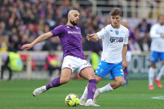 FLORENCE, ITALY - FEBRUARY 19: Sofyan Amrabat of ACF Fiorentina in action against Tommaso Baldanzi of Empoli FC during the Serie A match between ACF Fiorentina and Empoli FC at Stadio Artemio Franchi on February 19, 2023 in Florence, Italy. (Photo by Gabriele Maltinti/Getty Images) Frosio: “Baldanzi? Non me lo lascerei scappare. Ecco quanto vale”- immagine 2