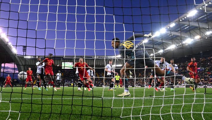 UDINE, ITALY - APRIL 25: Bryan Cristante of AS Roma scores the opening goal during the Serie A TIM match between Udinese Calcio and AS Roma at Dacia Arena on April 25, 2024 in Udine, Italy. (Photo by Alessandro Sabattini/Getty Images) (Photo by Alessandro Sabattini/Getty Images) La Roma segna a Udine e un tifoso si rompe una spalla esultando - immagine 1