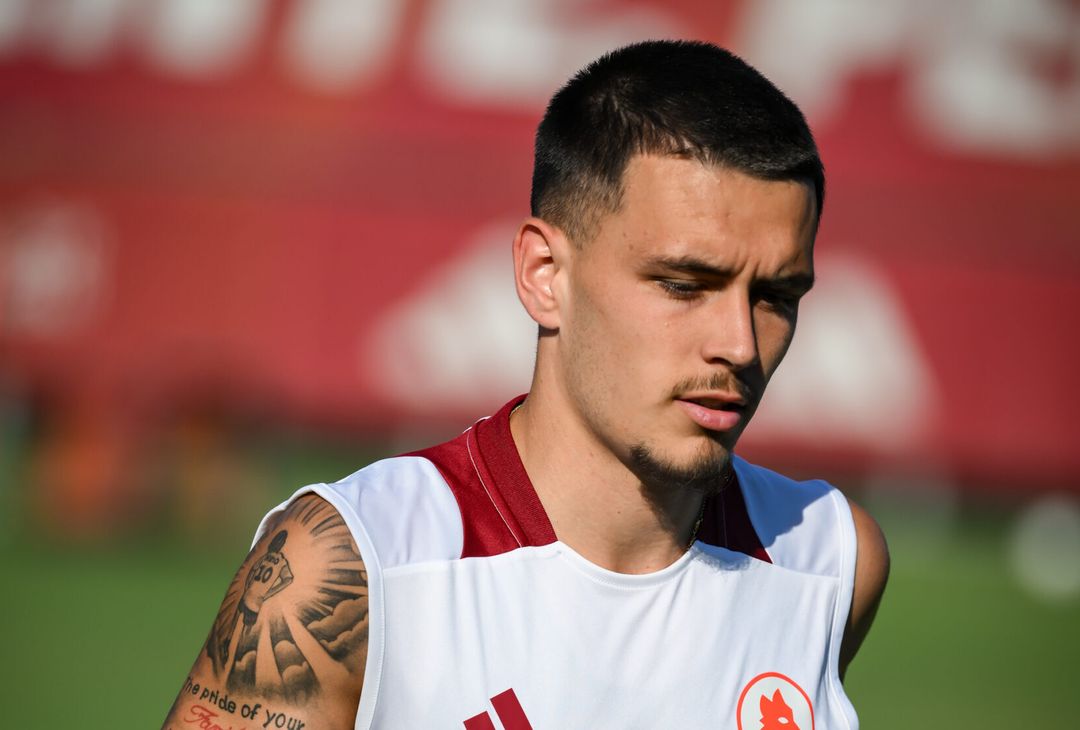 Trigoria, la firma e il primo allenamento di Enzo Le Fée con la Roma – FOTO GALLERY - immagine 27