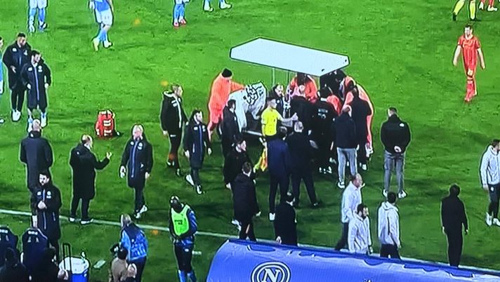 Napoli-Lecce, paura al Maradona: Banda si accascia, gioco fermo per alcuni minuti Napoli-Lecce, paura al Maradona: Banda si accascia, gioco fermo per alcuni minuti - immagine 1