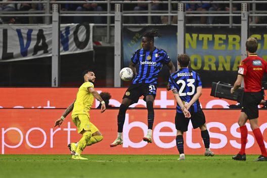 MILAN, ITALY - MAY 18: Il tocco con il braccio di Bisseck che concede rigore alla Lazio nella partita contro l'Inter a San Siro (Photo by Mattia Ozbot - Inter/Inter via Getty Images) Bisseck dà, Bisseck toglie: l’editoriale post Inter-Lazio- immagine 2