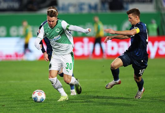 FUERTH, GERMANY - OCTOBER 24: Felix Klaus of Greuther Furth is challenged by Marvin Wanitzek of Karlsruher SC during the 2. Bundesliga match between SpVgg Greuther Fürth and Karlsruher SC at Sportpark Ronhof Thomas Sommer on October 24, 2025 in Fuerth, Germany. (Photo by Adam Pretty/Getty Images) Furth-Hertha: guida completa a TV e streaming gratis- immagine 1
