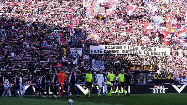 Bologna, striscione durissimo dei tifosi contro Lega e Milan: “Fate cagare” - immagine 1