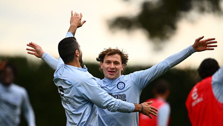 COMO, ITALY - APRIL 25: Nicolò Barella of FC Internazionale embraces his teammate Henrikh Mkhitaryan of FC Internazionale during the FC Internazionale training session at the club's training ground Suning Training Center at Appiano Gentile on April 25, 2024 in Como, Italy. (Photo by Mattia Ozbot - Inter/Inter via Getty Images) Gds – Inter, ecco perché Inzaghi ha lasciato Barella e Mkhitaryan in panchina mercoledì - immagine 1