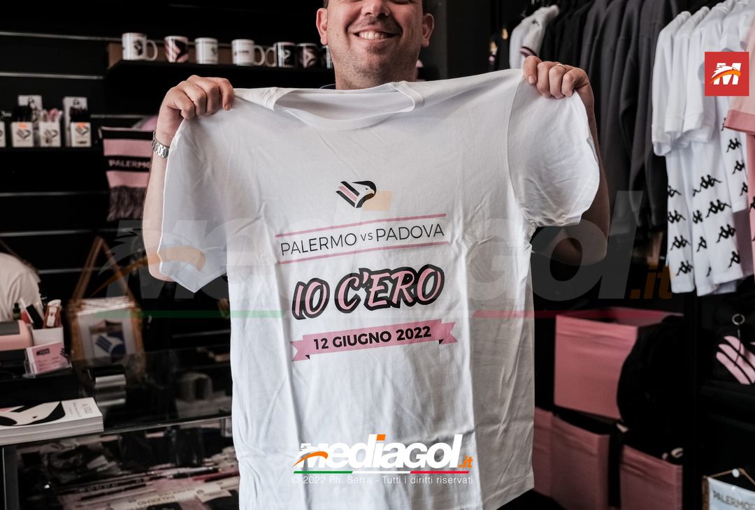 FOTO Palermo-Padova, tifosi in coda al “Barbera” per un biglietto (Gallery) - immagine 9