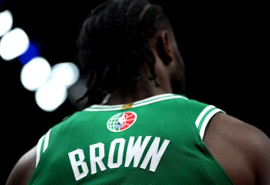 Jaylen Brown in campo durante il match contro i Denver Nuggets il 6 ottobre 2024. (Foto di Francois Nel/Getty Images) NBA, Boston-Philadelphia: dove vedere la partita in streaming gratis e diretta tv- immagine 2