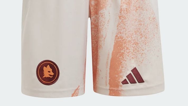 Kit Away 2024/2025: sul sito della Roma in vendita il pantaloncino per bambini Kit Away 2024/2025: sul sito della Roma in vendita il pantaloncino per bambini - immagine 1