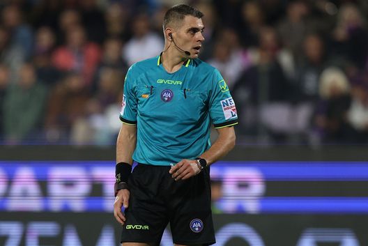 FLORENCE, ITALY - OCTOBER 27: Simone Sozza referee looks on during the Serie A match between Fiorentina and AS Roma at Stadio Artemio Franchi on October 27, 2024 in Florence, Italy. (Photo by Gabriele Maltinti/Getty Images) Inter-Fiorentina 3-0: non basta De Gea, Calhanoglu e Sucic firmano un altro ko - immagine 2