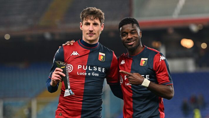 GENOA, ITALY - FEBRUARY 17: Goalscorers Andrea Pinamonti and Maxwel Cornet of Genoa celebrate after the match the Serie A match between Genoa and Venezia at Stadio Luigi Ferraris on February 17, 2025 in Genoa, Italy. (Photo by Simone Arveda/Getty Images) Pinamonti: “Gol nella 200esima partita: non poteva andar meglio! Con Radu e contro l’Inter…” - immagine 1