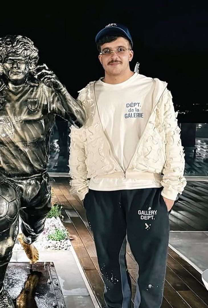 GALLERY Sorpresa per Geolier! Acquistata la statua di Maradona per la sua super villa - immagine 4