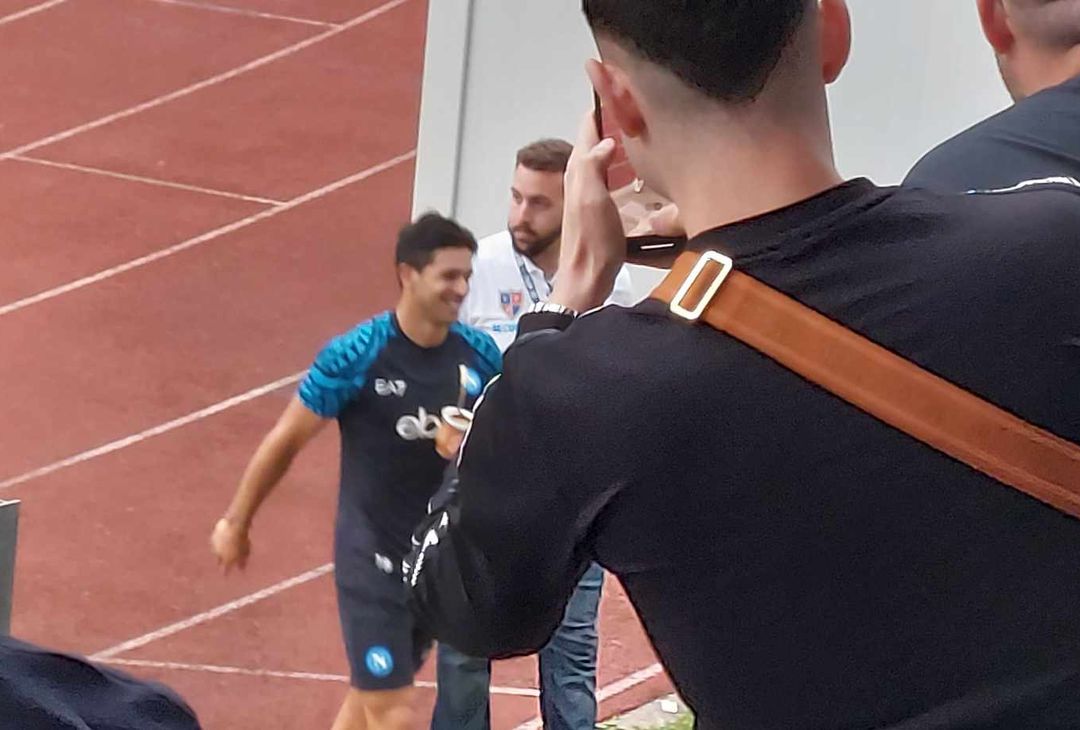 GALLERY Simeone sorseggia il “mate” a fine allenamento mentre saluta i tifosi - immagine 6