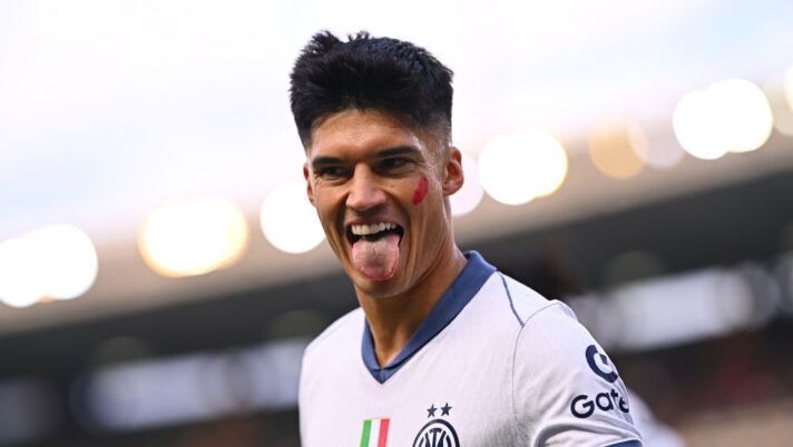 VERONA, ITALY - NOVEMBER 23: Joaquin Correa of FC Internazionale celebrates after scoring the goal during the Serie A match between Verona and FC Internazionale at Stadio Marcantonio Bentegodi on November 23, 2024 in Verona, Italy. (Photo by Mattia Ozbot - Inter/Inter via Getty Images) Correa: “Mi sentivo il gol, l’assist per Bisseck è voluto! Facile giocare con Thuram” - immagine 1