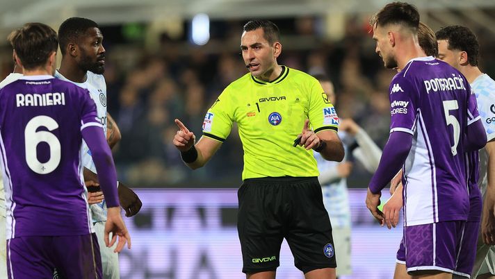 FLORENCE, ITALY - MARCH 22: Andrea Colombo referee reacts during the Serie A match between ACF Fiorentina and FC Internazionale at Artemio Franchi on March 22, 2026 in Florence, Italy. (Photo by Gabriele Maltinti/Getty Images) La moViola: Pongracic, palla inattesa. Il braccio di Esposito in area è aderente - immagine 1