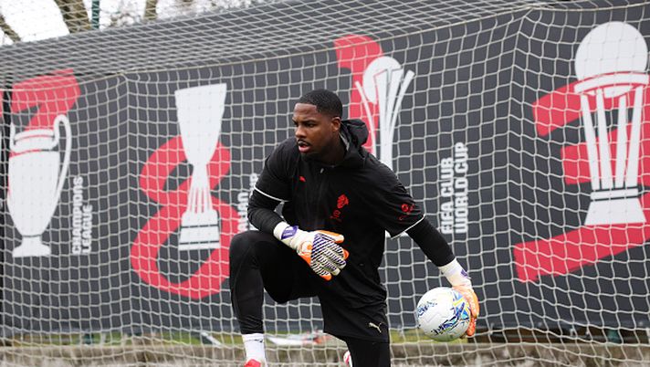 CAIRATE, ITALY - JANUARY 27: Mike Maignan of AC Milan in action during AC Milan training session at Milanello on January 27, 2026 in Cairate, Italy. (Photo by Claudio Villa/AC Milan via Getty Images) mercato-milan-firme-rinnovi-trattative