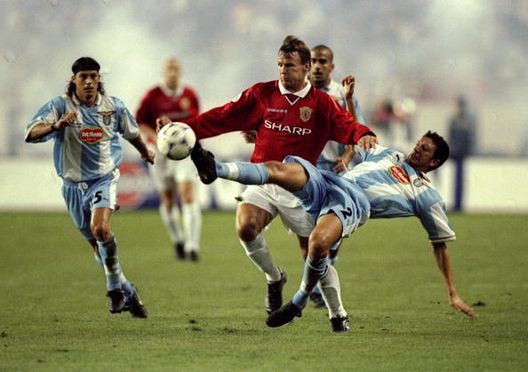 La maglia Argentina indossata nella finale di Supercoppa Europea contro il Manchester United nel 1999 Lazio-Cagliari, calcio e… maglie: la top 5 delle divise dei due club- immagine 3