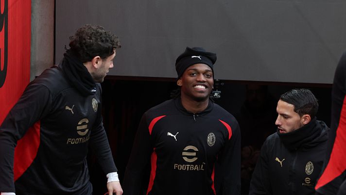 MILAN, ITALY - JANUARY 10: Rafael Leao of AC Milan looks on during training session at Giuseppe Meazza Stadium on January 10, 2025 in Milan, Italy. (Photo by Claudio Villa/AC Milan via Getty Images)  L’EDITORIALE DI MAURO SUMA – Rafa stia lontano dalla rissa da strada con Cassano - immagine 1